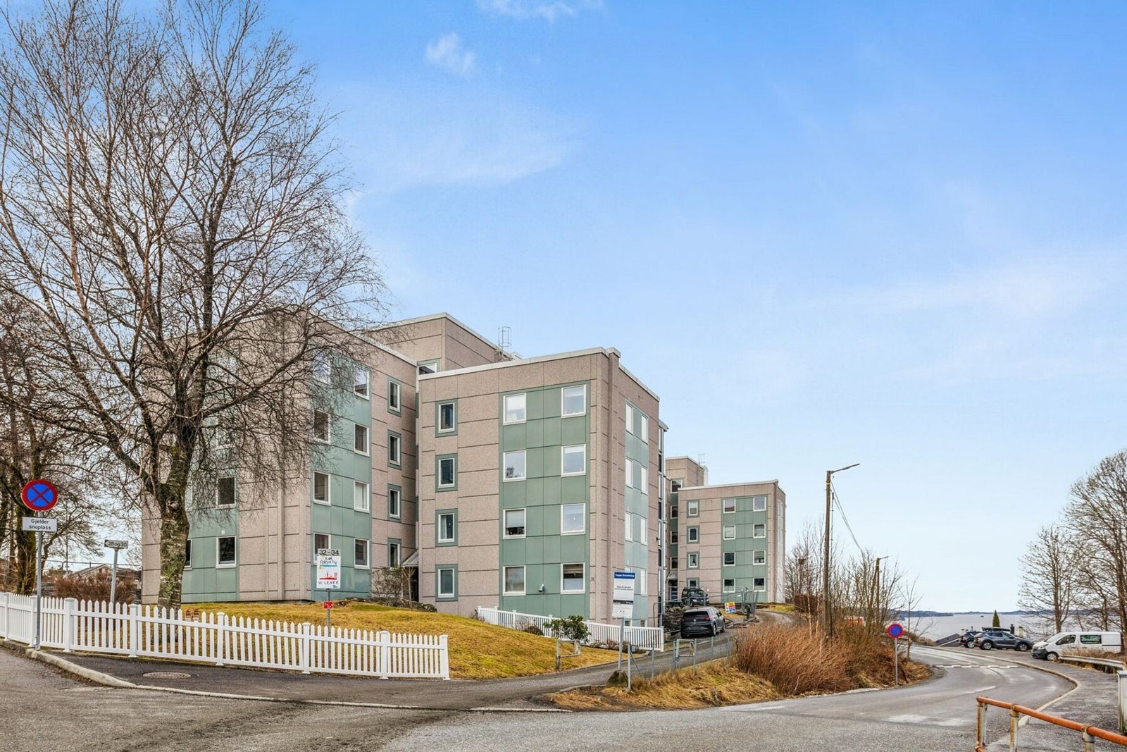 Leiligheten ligger svært fint til i borettslaget, med gode lysforhold og åpen beliggenhet som gir ekstra mye dagslys inn i boligen Galleribilde