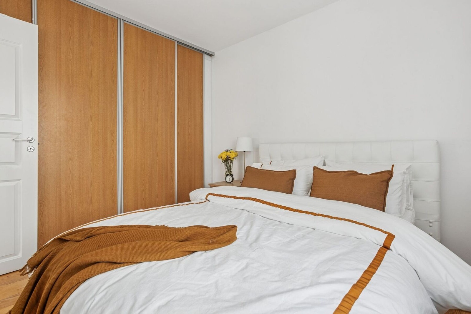 Hovedsoverommet er lyst og romslig, og er innredet med en elegant skyvedørsgarderobe som gir svært god oppbevaringsplass Galleribilde