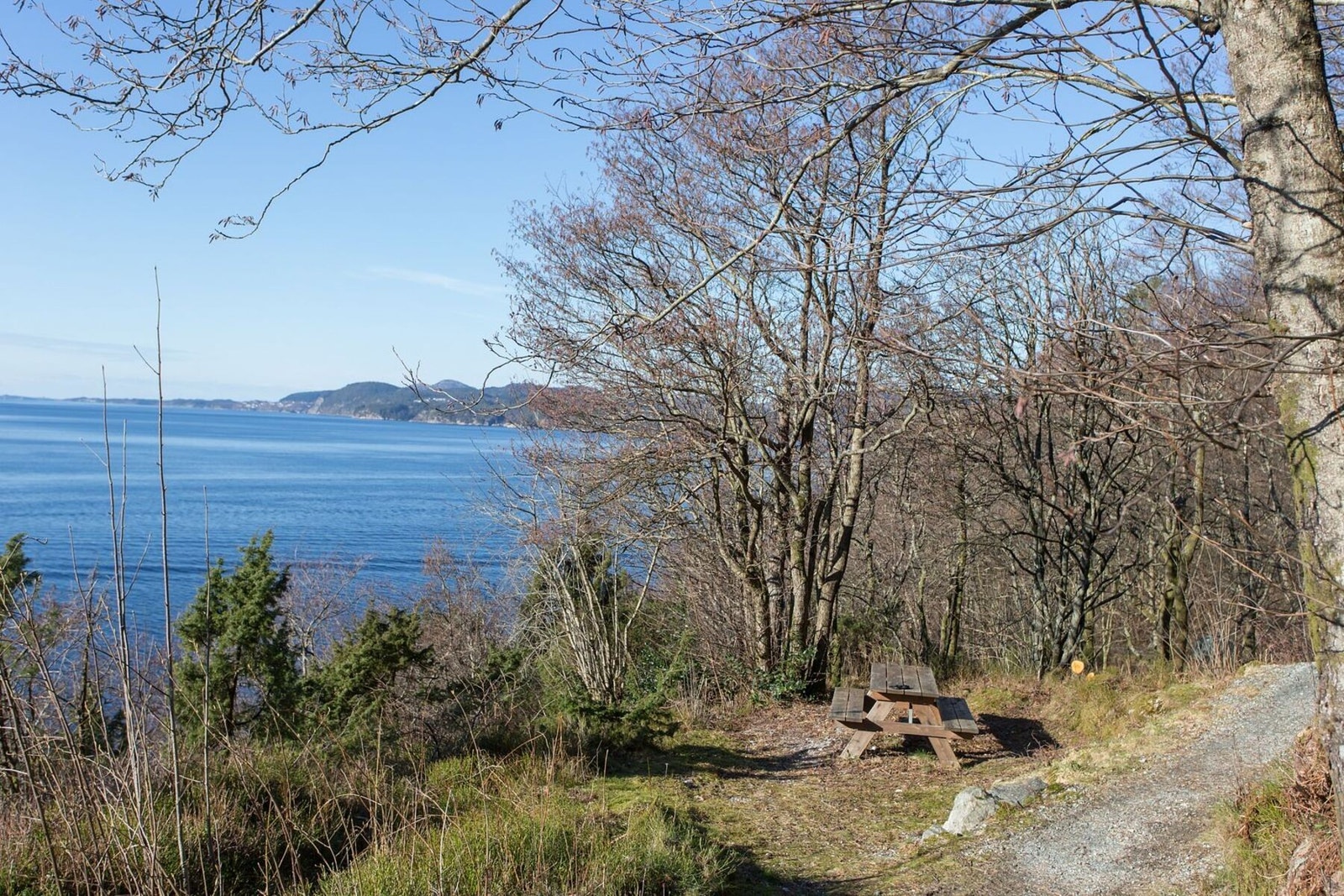 Toppe sanden ligger bare en kort rusletur fra leiligheten. En liten og koselig badeplass i Morvik med sandfjære, grillplass og benker. Galleribilde