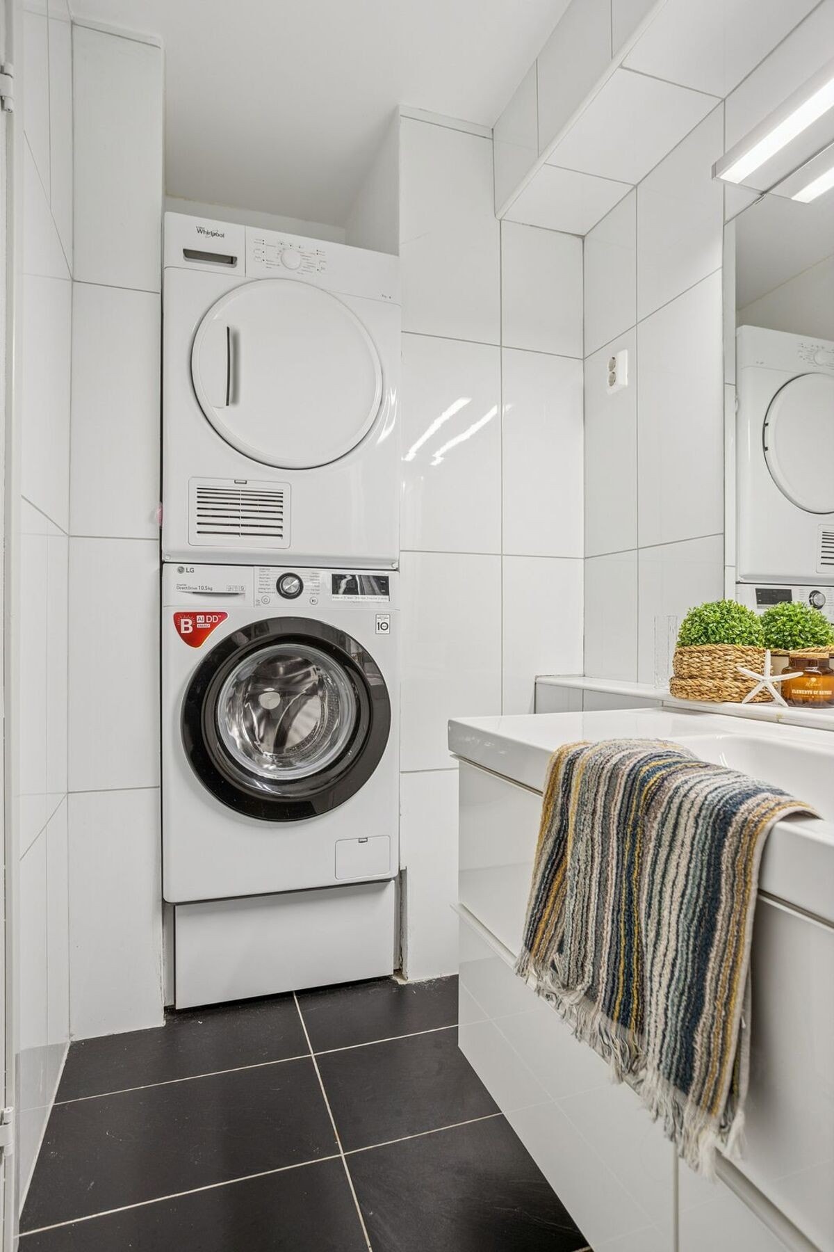 Opplegg for vaskemaskin og tørketrommel. Galleribilde