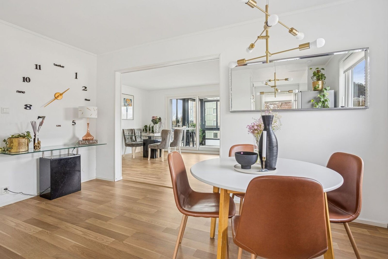 Her er det god plass til spisebord, og rommet legger til rette for en sosial og hyggelig atmosfære når man har gjester. Galleribilde