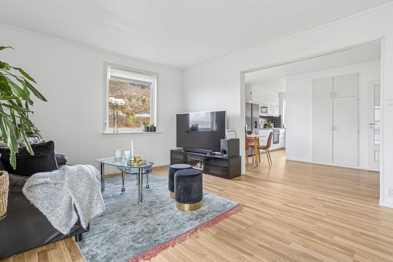 Gulvet i stuen ble skiftet i 2026, noe som gir rommet et friskt og moderne preg. Galleribilde