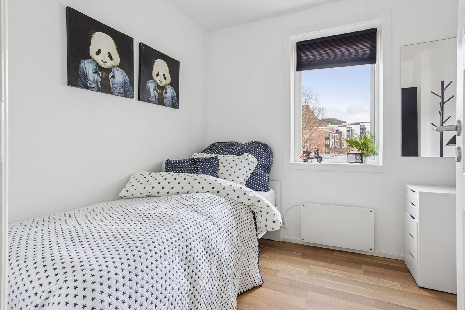 Sov 2: Lyst og trivelig soverom med plass til både seng og garderobe Galleribilde