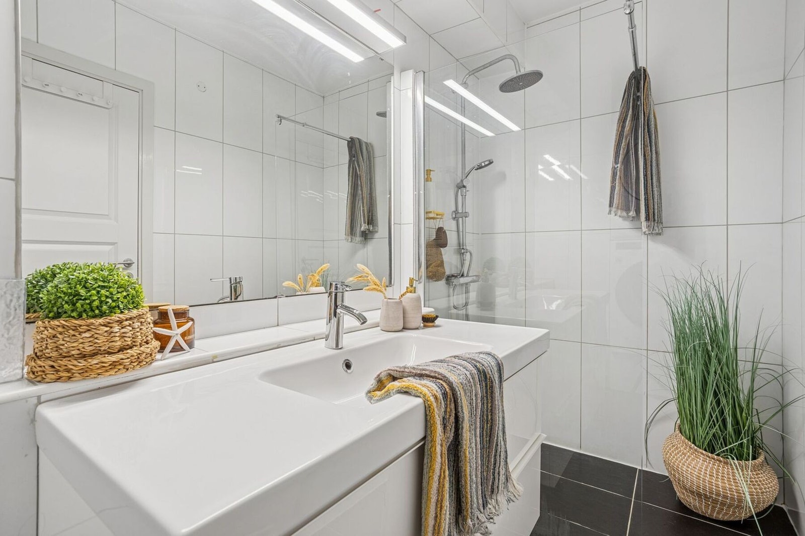 Lekkert baderom fra 2016 med fliser, gulvvarme, moderne innredning og dusjnisje med glassvegg. Galleribilde