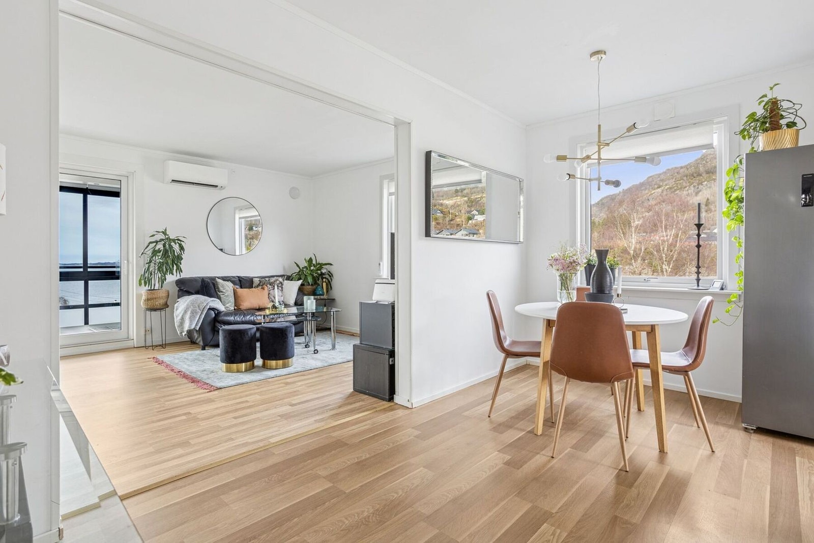 Vi beveger oss videre inn i kjøkkenområdet, som fungerer som et naturlig knutepunkt og binder sammen stuen, kjøkkenet og gangen på en harmonisk måte Galleribilde