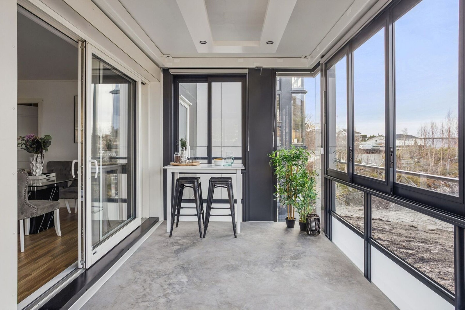 Den nye, innglassede balkongen er et fantastisk tilskudd - lun, skjermet og med stemningsfull LED-belysning som skaper en behagelig atmosfære gjennom alle årstider. Galleribilde