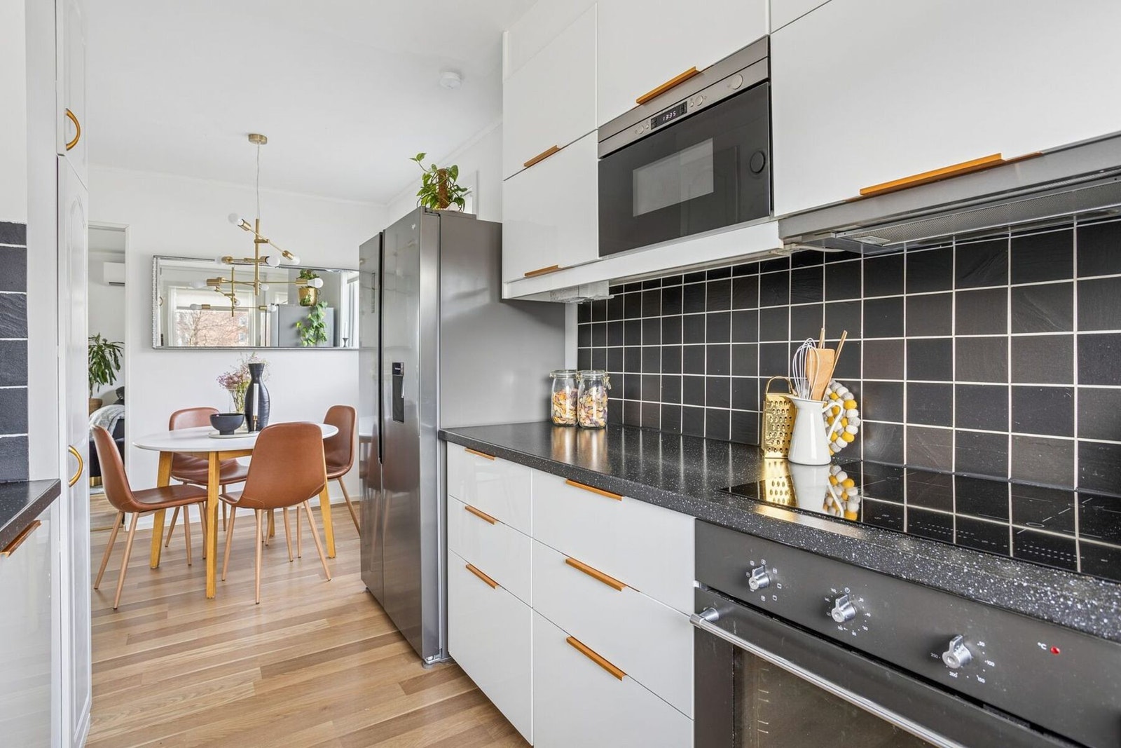 Praktisk belysning, god oppbevaring, fliser mellom benk og overskap. Galleribilde