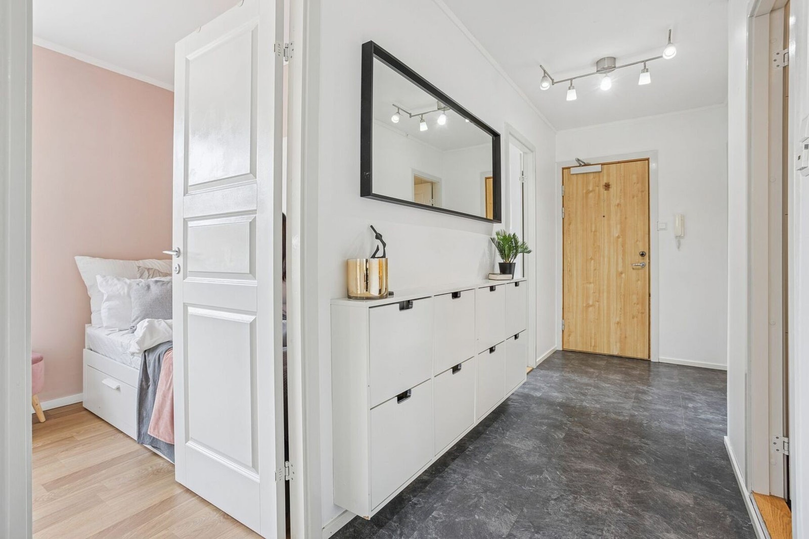 Lys og trivelig entré/gang som binder leiligheten fint sammen. Herfra har du adkomst til to av leilighetens soverom, samt både bad og separat toalettrom. Galleribilde