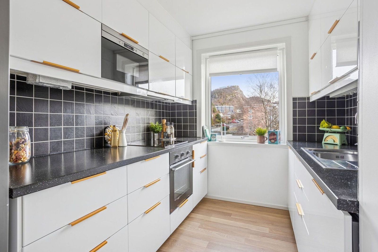 Moderne kjøkken fra 2016 med glatte fronter og integrerte hvitevarer. Galleribilde