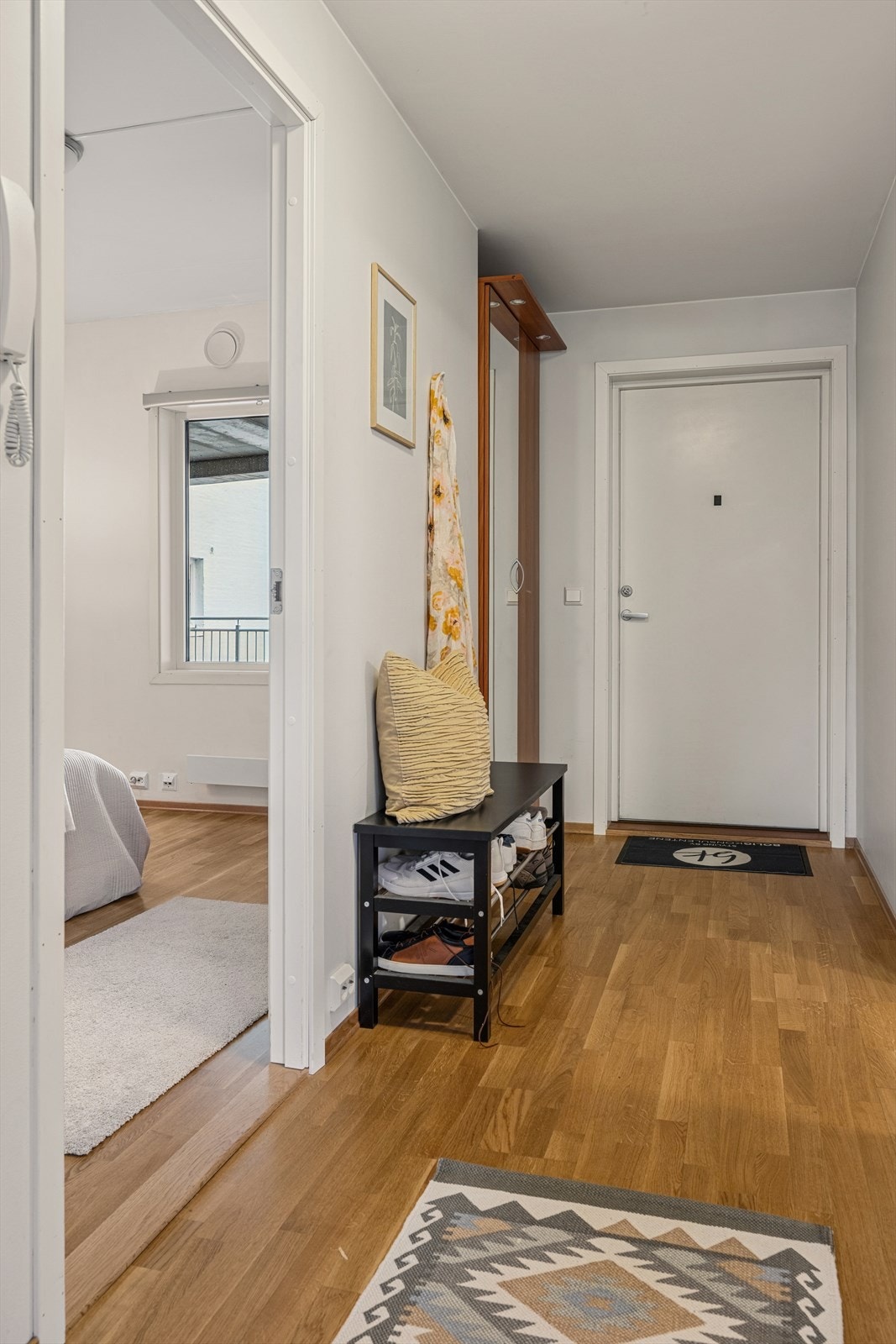 Man ønskes velkommen inn i en romslig gang som er utstyrt med garderobe hvor man har god plass til å henge fra seg yttertøy og sko. Galleribilde