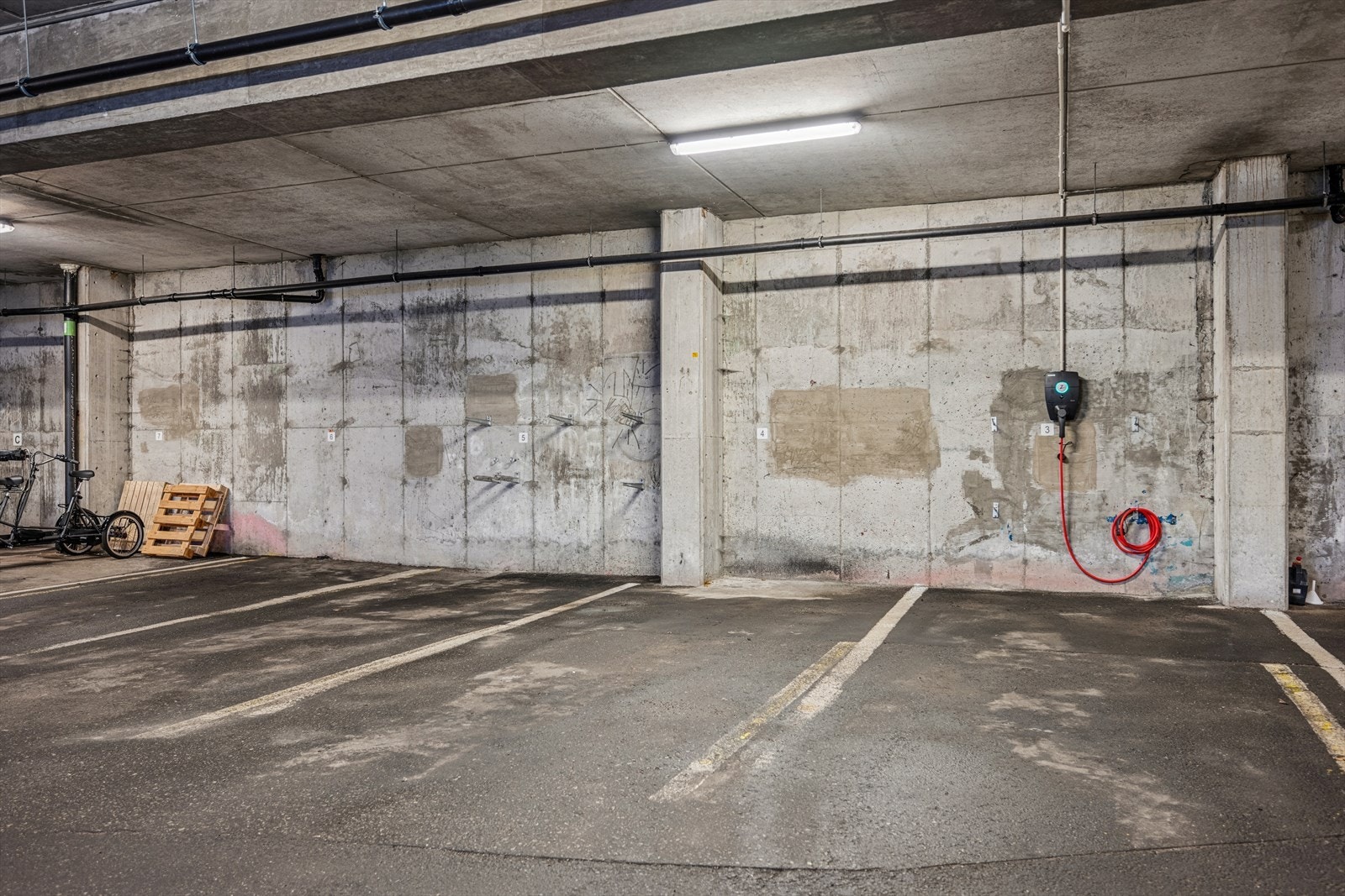 Leiligheten disponerer fast parkeringsplass (nr. 4) i garasjeanlegg. Galleribilde