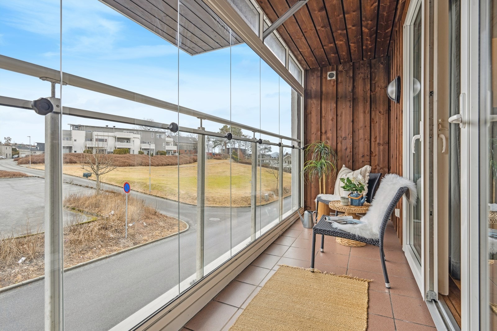 Fra stuen har man utgang til en romslig, innglasset balkong på 8 kvm som ligger nord-vest vendt til med flott kveldssol! Galleribilde