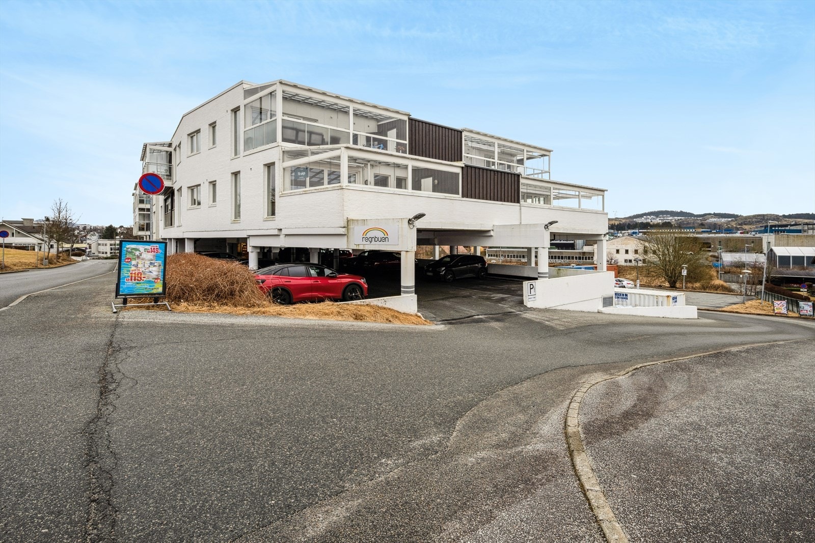 Leiligheten ligger sentralt til på Ganddal med Europris, garn- og interiørbutikken Camelias Hus og frisør i bygget. Det er også gangavstand til dagligvarebutikker, offentlig transport, barnehager og skoler. Galleribilde