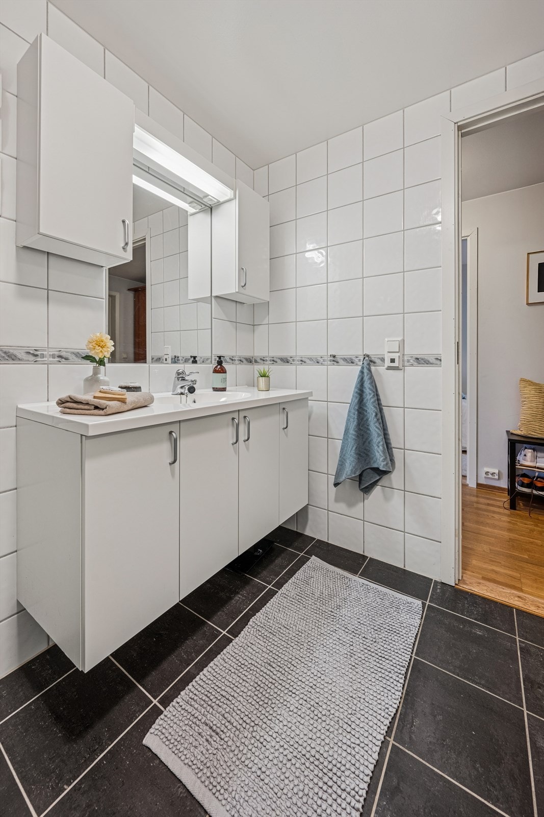 I bakkant av badet har man et praktisk vaskerom innredet med varmtvannsbereder og opplegg for vaskemaskin. Galleribilde