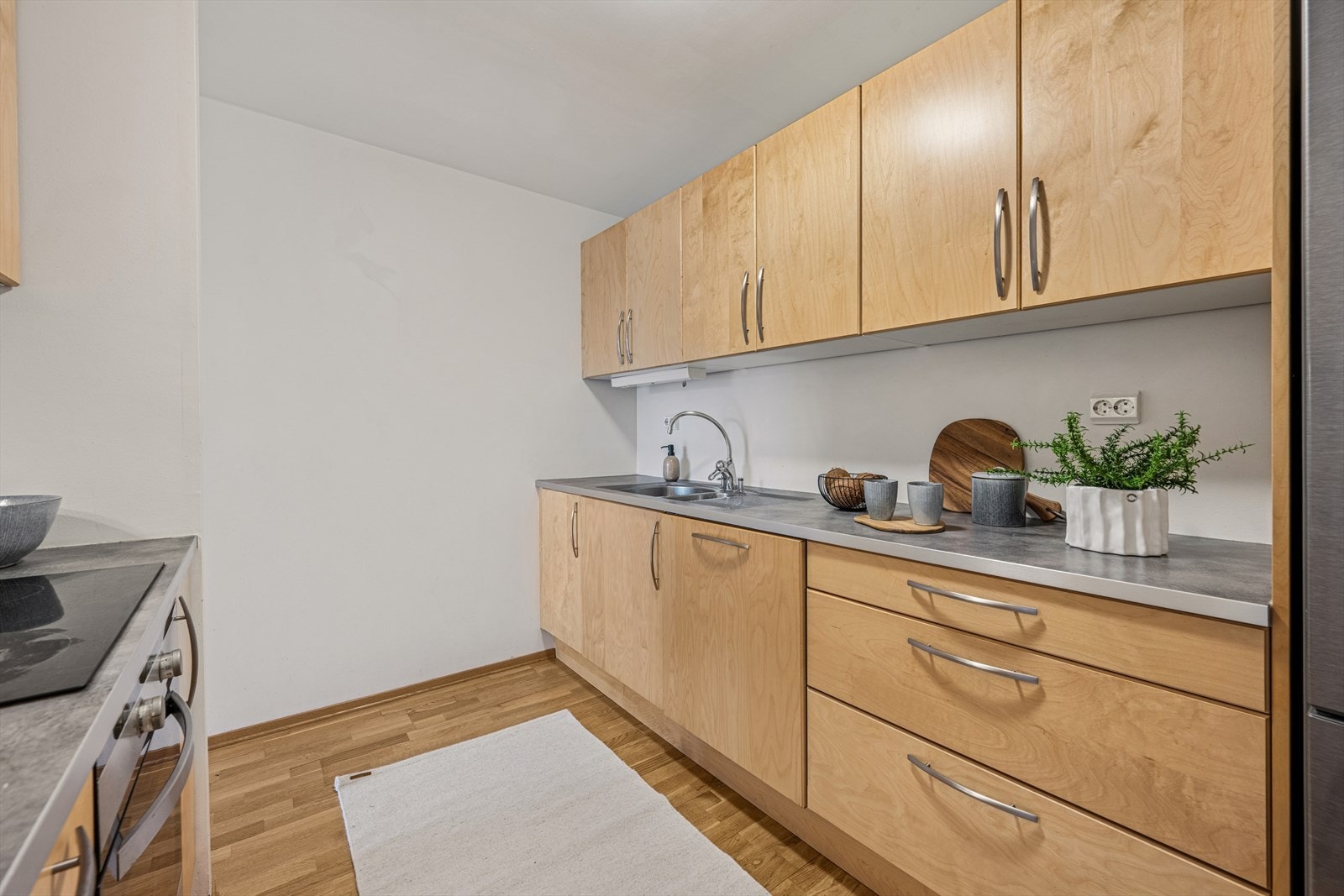 Kjøkkenet er ellers utstyrt med frittstående kjøleskap, oppvaskmaskin, stekeovn, platetopp og kjøkkenventilator med avtrekk ut. Galleribilde