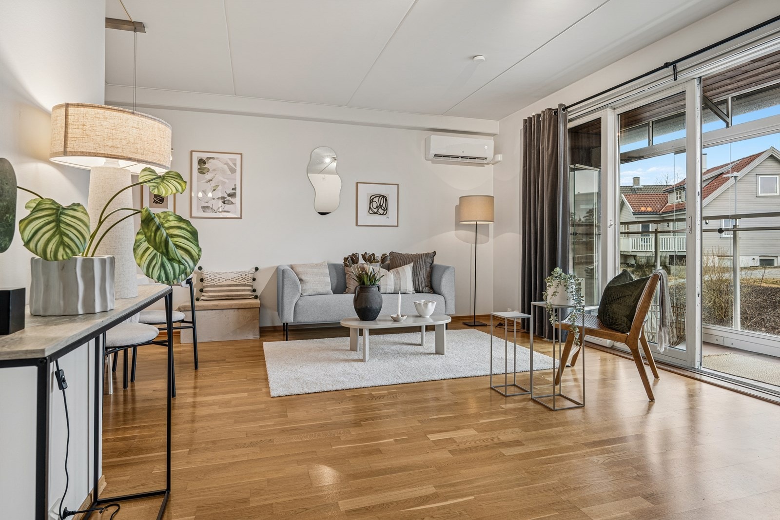 Stue og kjøkken ligger i delvis åpen løsning. Et lyst og innbydende rom med store vindusflater som gir rikelig med naturlig lys. Galleribilde