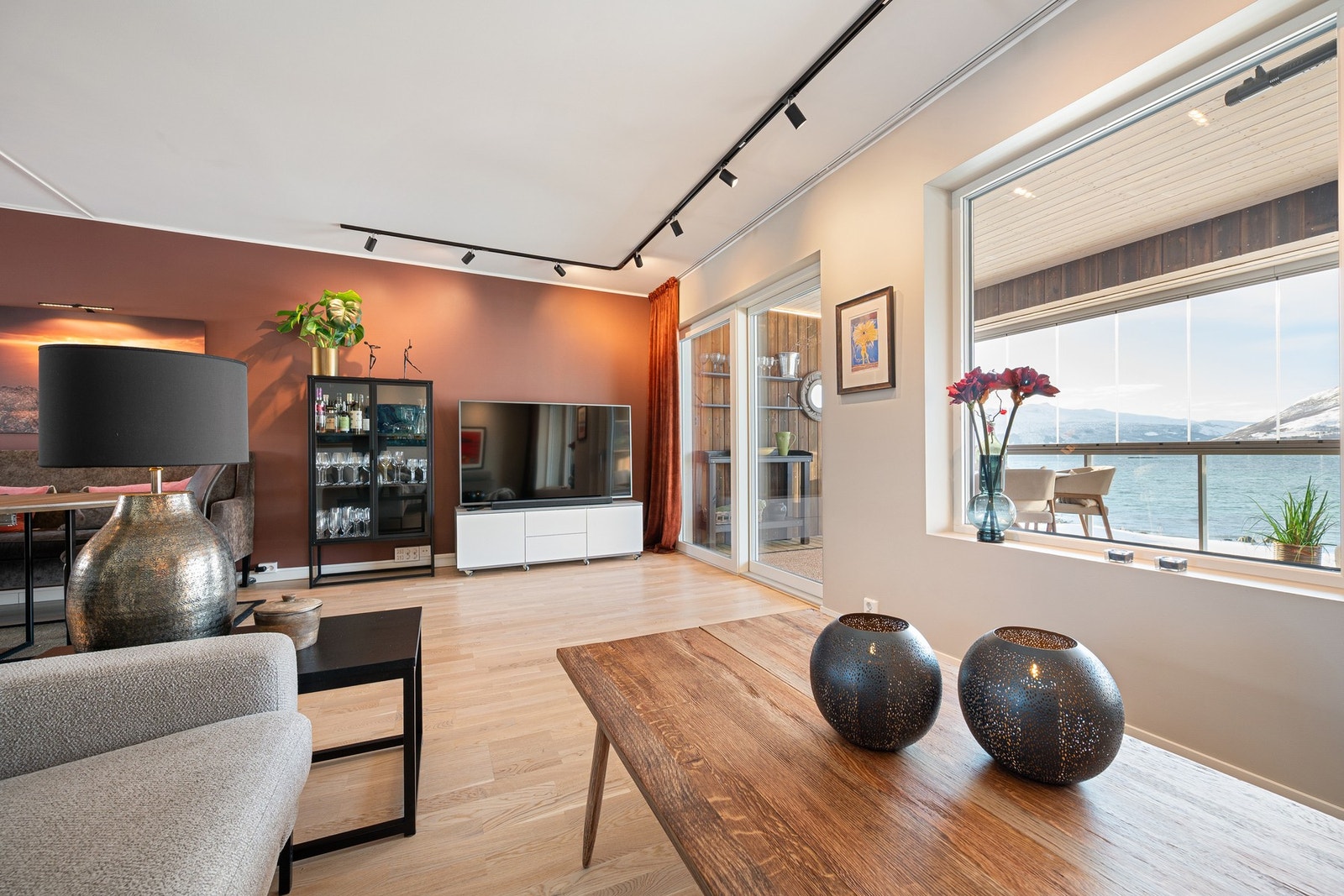 Tiltalende overflater med behagelige fargekombinasjoner og 3-stavs eikeparkett på gulv Galleribilde