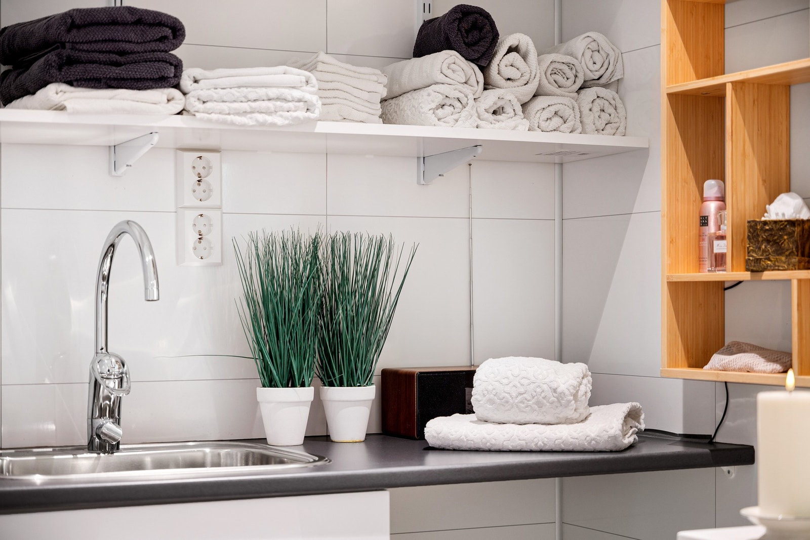 Praktisk skyllekar og ekstra benkeplate og hylleløsning i "vaskerom-delen" Galleribilde