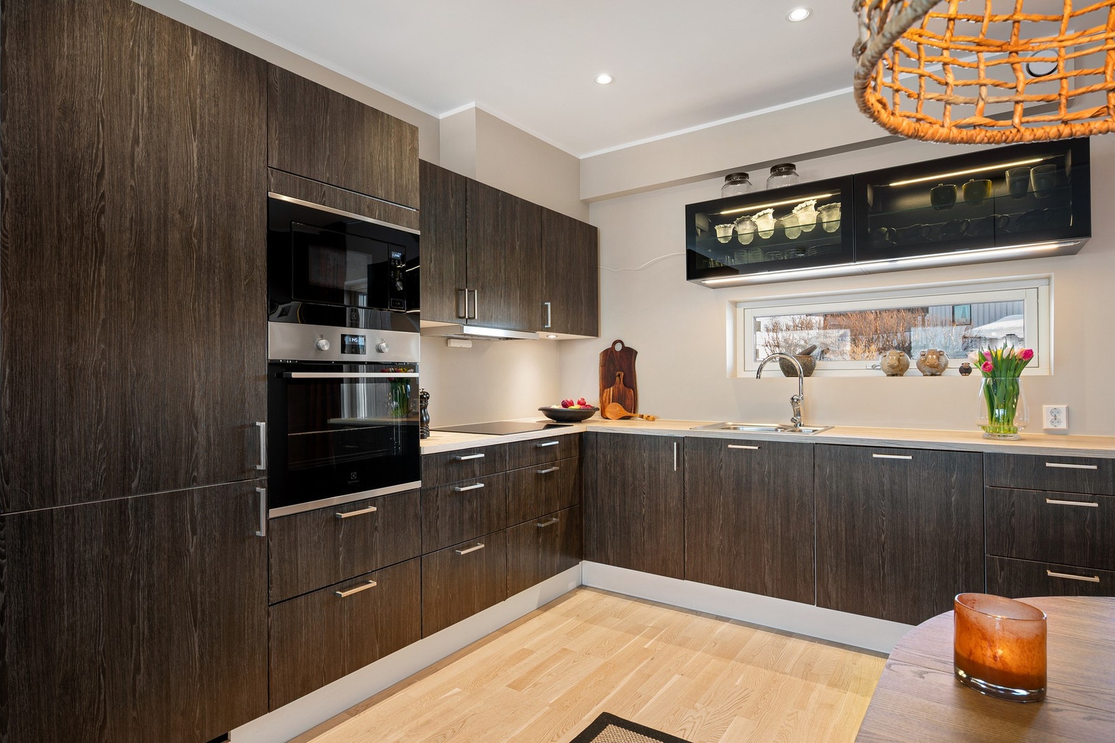 Det er integrerte hvitevarer fra Elektrolux som inkluderer stekeovn, mikroovn, oppvaskmaskin, kjøleskap og induksjonstopp Galleribilde