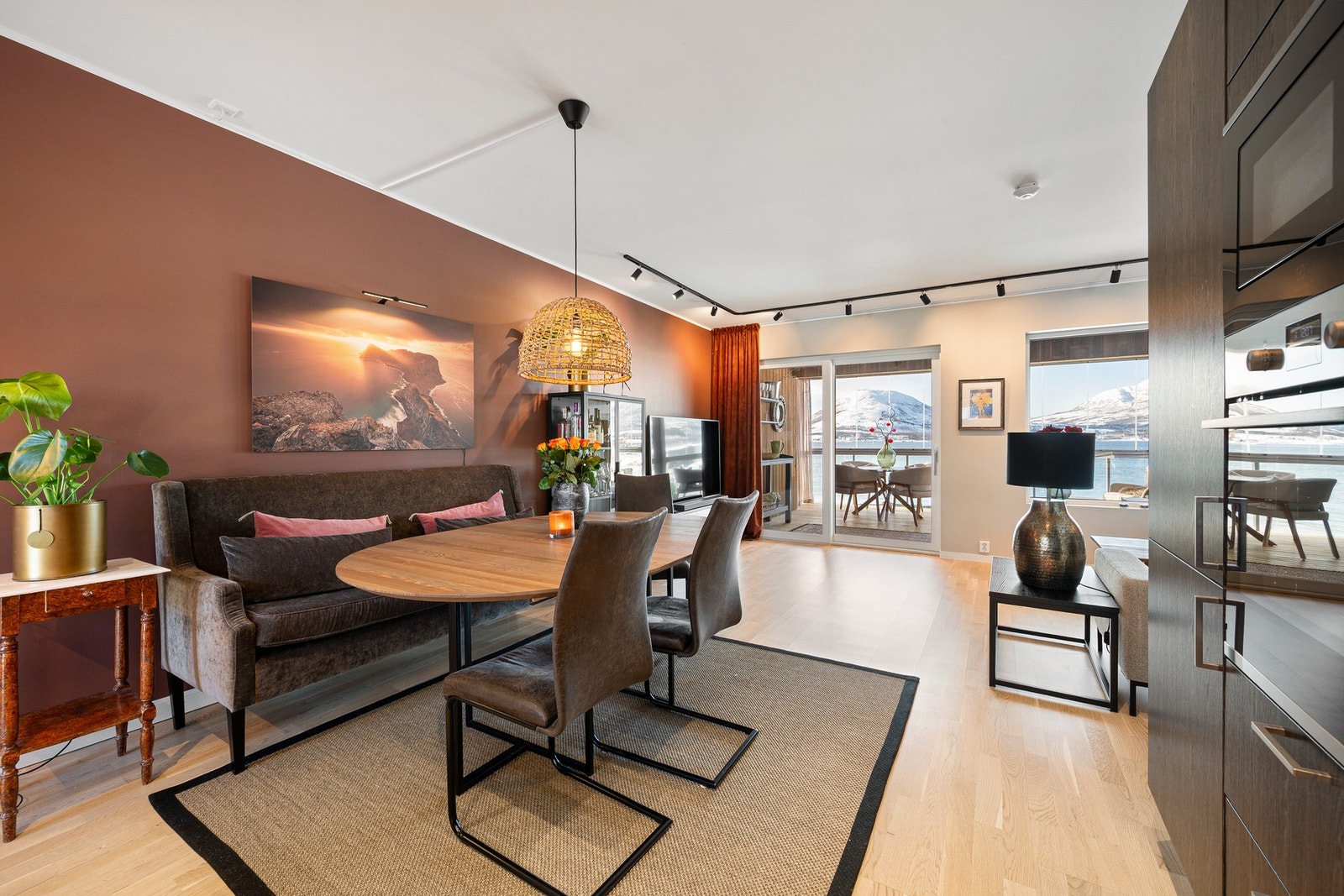 Åpen og sosial planløsning med rom for både sofagruppe og spisestue Galleribilde