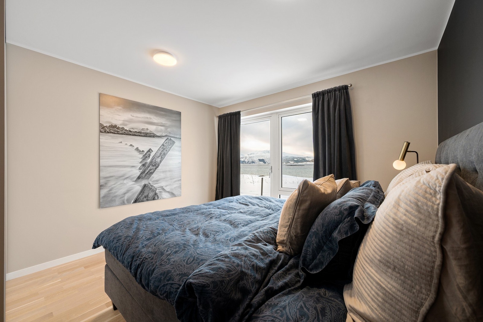 Soverom 1 er vendt mot havet og stille omgivelser og har utgang til terrasse Galleribilde