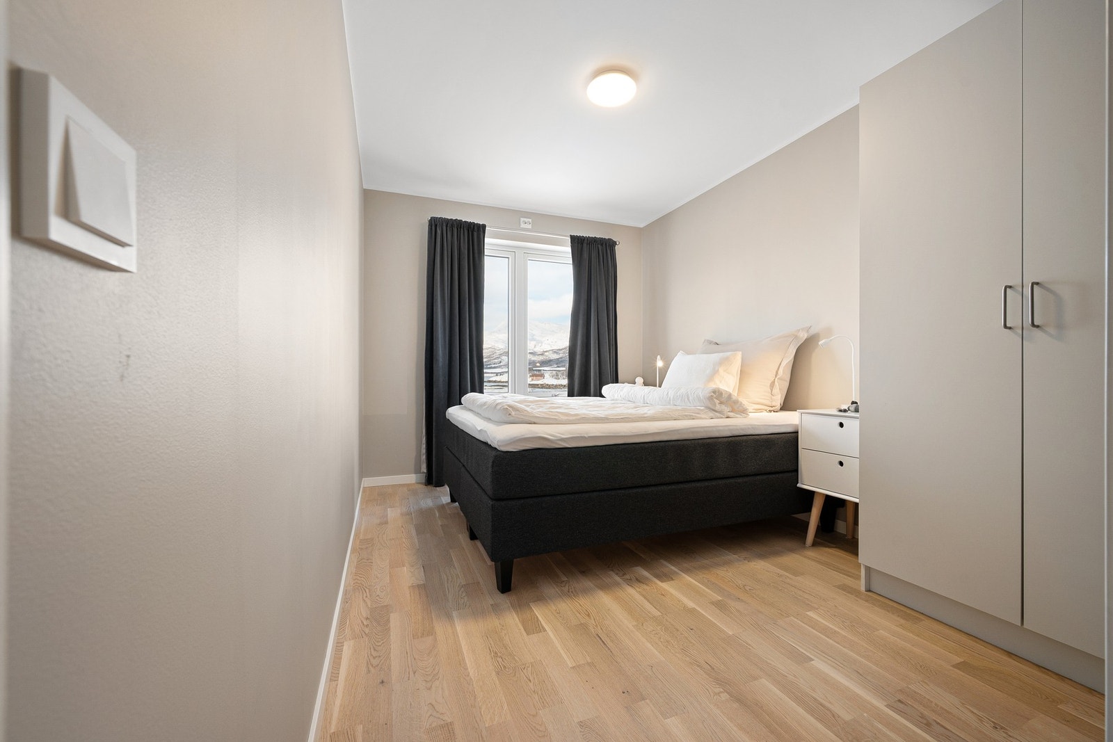 Soverom 2 har også god plass til dobbeltseng og garderobeløsning Galleribilde