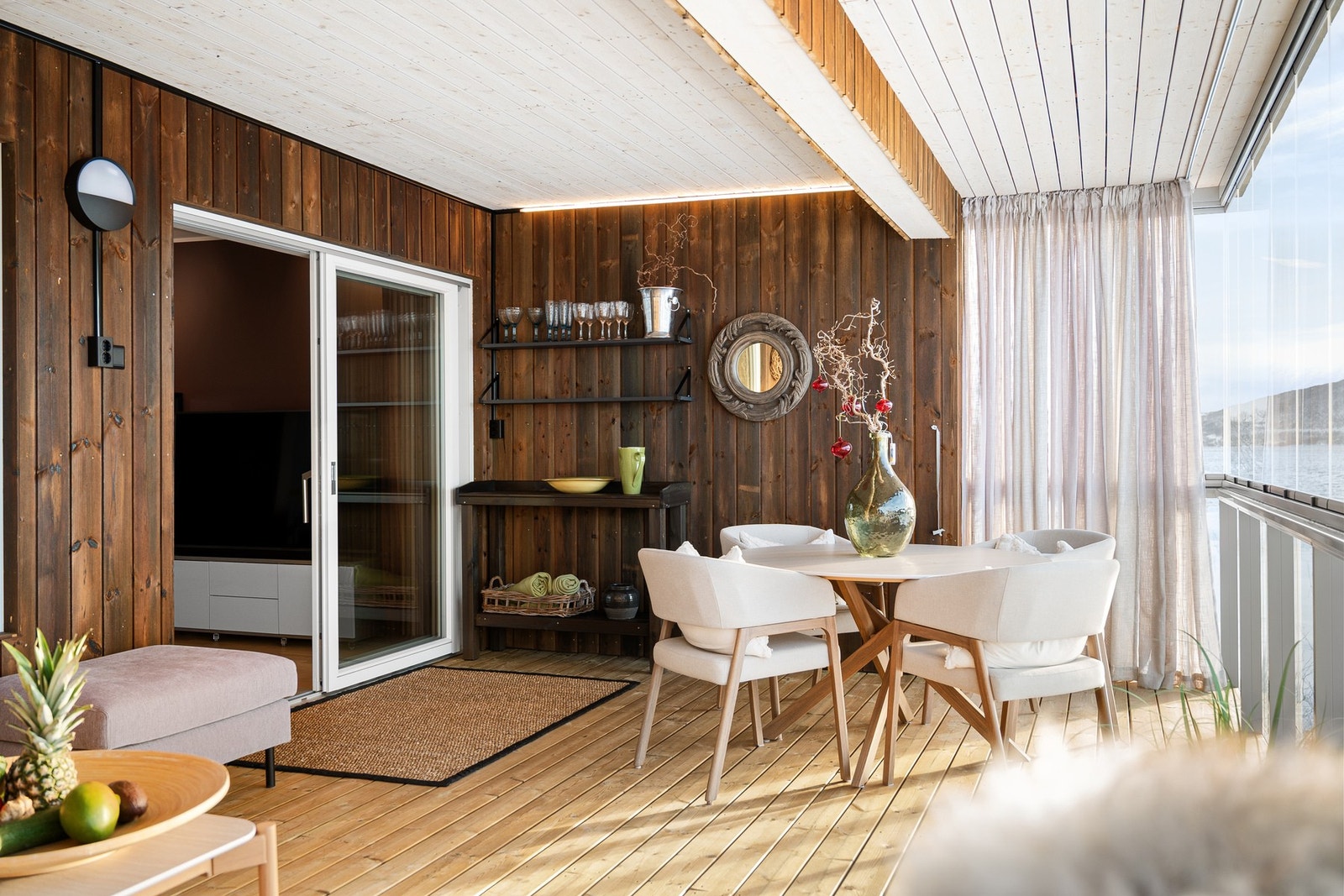 Innglasset balkong på hele 23 kvm fungerer som en forlengelse av stua Galleribilde