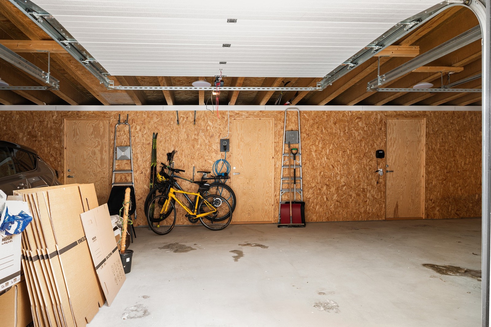 Det medfølger parkeringsplass med elbil-lader i felles garasje, i tillegg til bodplass Galleribilde