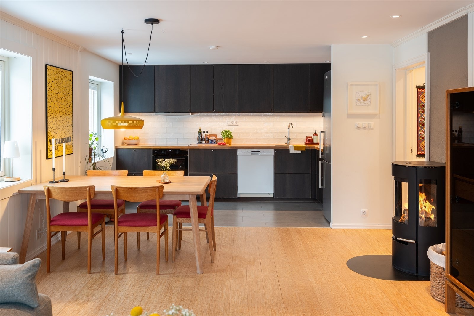 Etter dagens løsning får spiseseksjonen sin naturlige plassering mellom stua og kjøkkenet. Det vil det bli gjennomført rørfornying i leiligheten i løpet av 2026. Dette vil ikke påvirke fellesgjeld eller felleskostnader i følge selger. Galleribilde