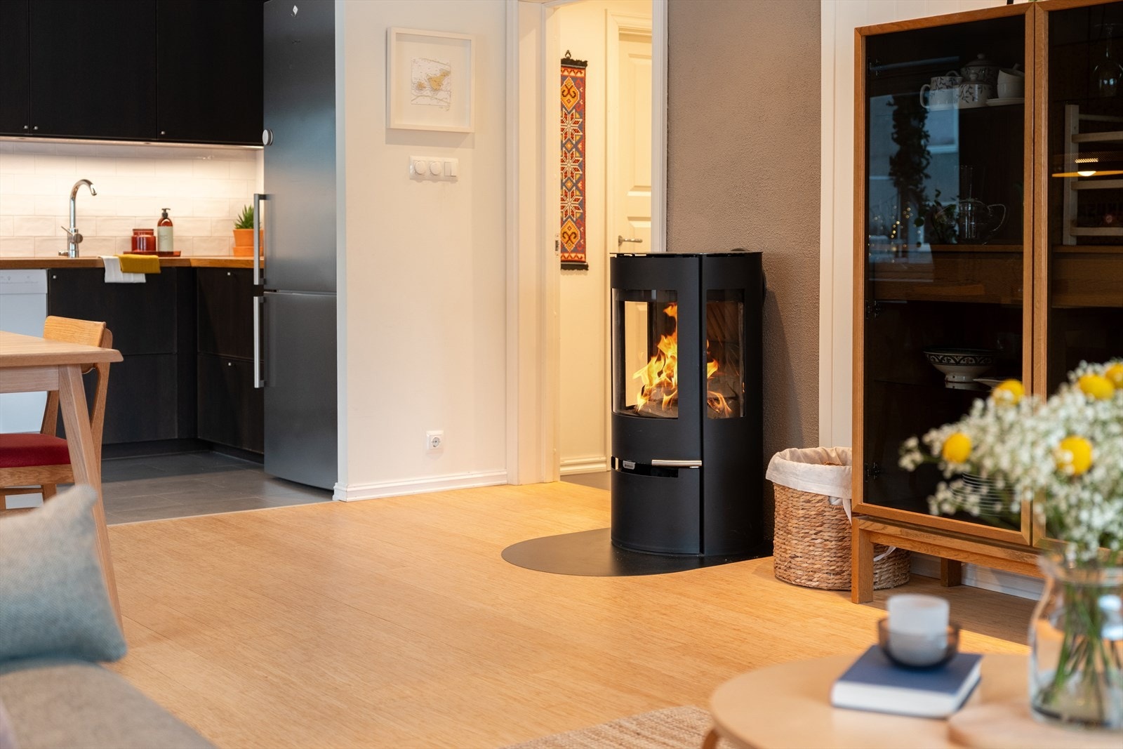 Videre varmes leiligheten opp elektrisk og med behagelig og økonomisk vedfyring. Borettslaget gjennomførte piperehabilitering i 2023. Galleribilde