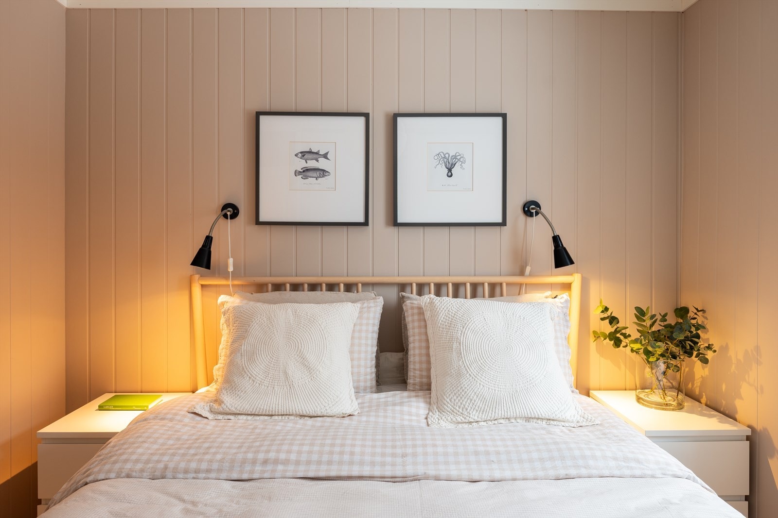 Her har du plass til både dobbeltseng, nattbord og garderobeløsning. Galleribilde