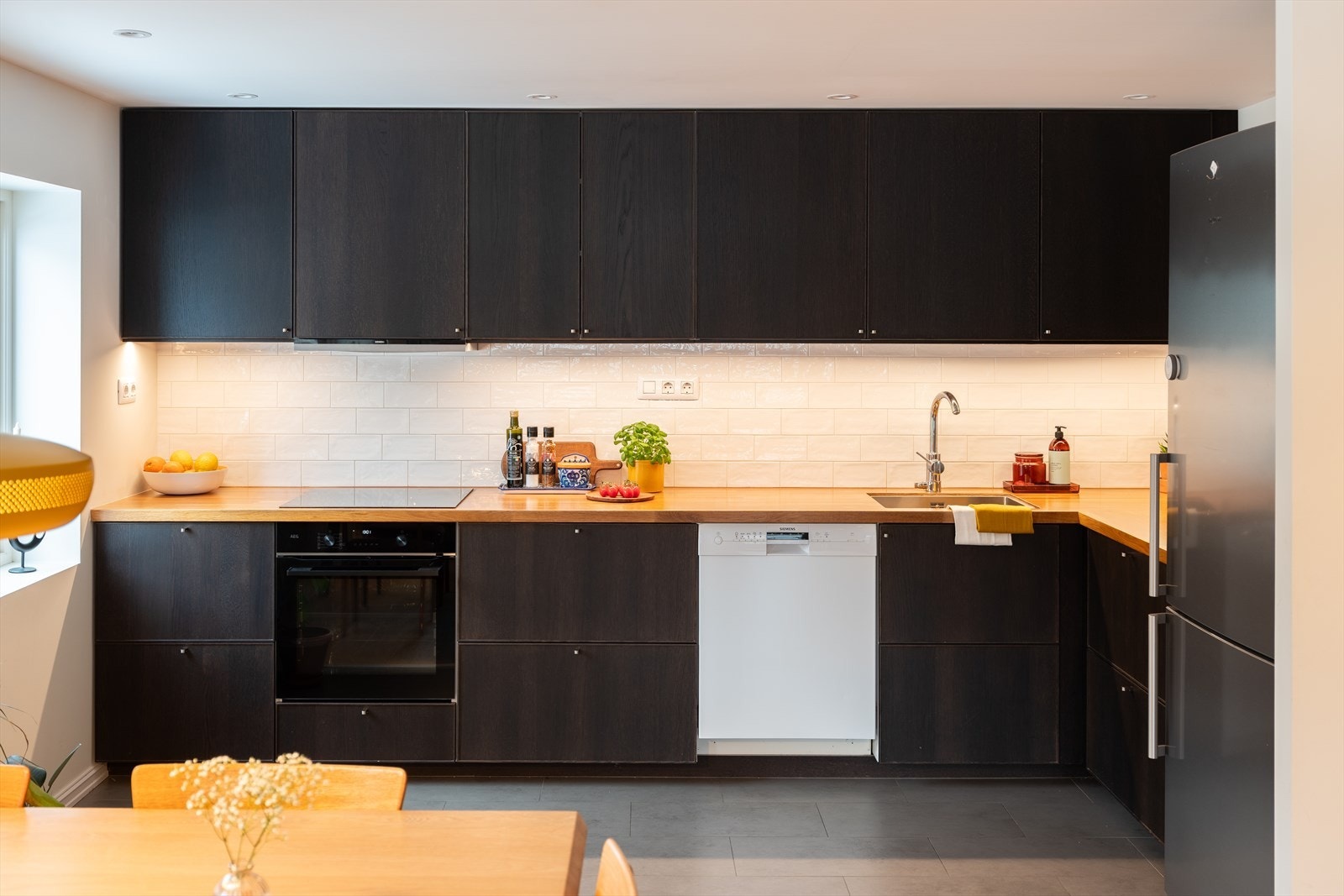 Stilrent og moderne kjøkken. Kjøkkenet er vurdert til TG1 av takstmann og er nytt fra 2018. Galleribilde