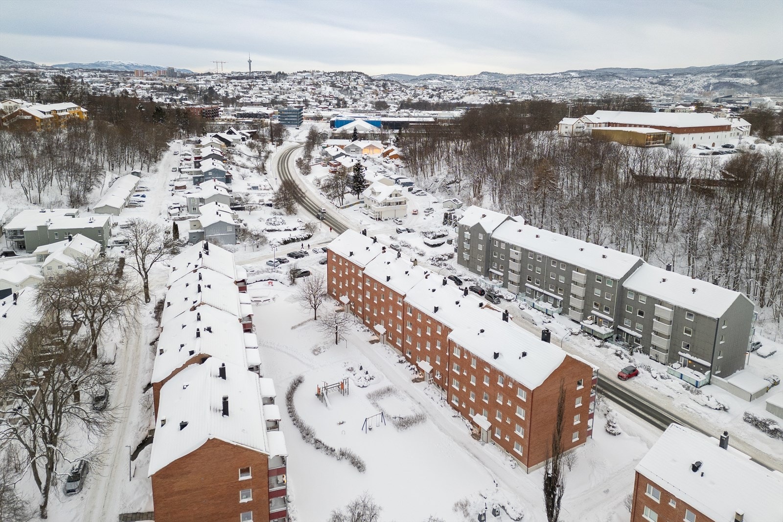 De 4 blokkene som utgjør Fagerheim Borettslag inneholder totalt 158 leiligheter og er oppført i mur med pent opparbeidete grøntarealer i midten. Galleribilde