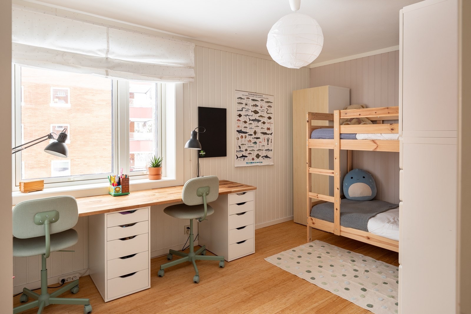 Her har du god plass til både seng, nattbord, garderobeløsning og skrivebord. Galleribilde