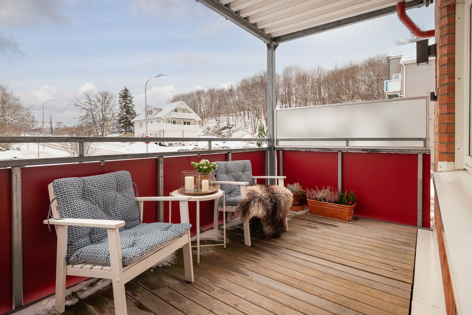 Balkongen er mål til 8m², noe som byr på gode møbleringsmuligheter. Galleribilde