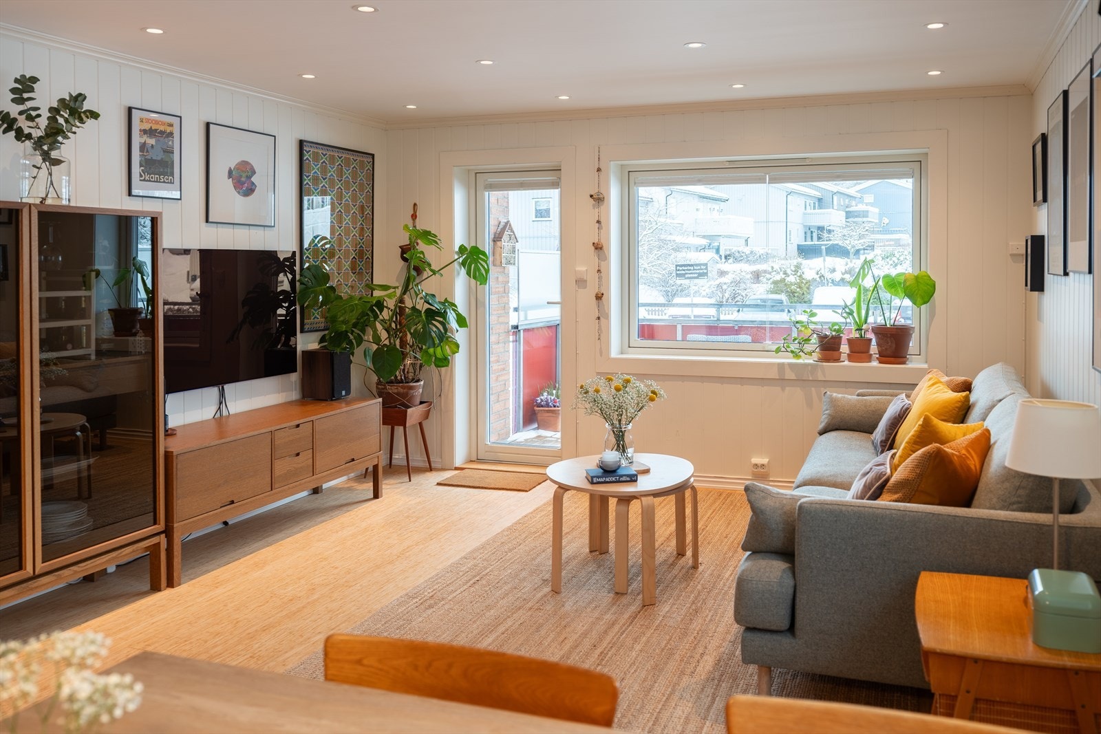 Leiligheten består av entré, bad, wc-rom, 3 soverom, stue og kjøkken. Vinduer og balkongdør ble byttet i 2016. Galleribilde