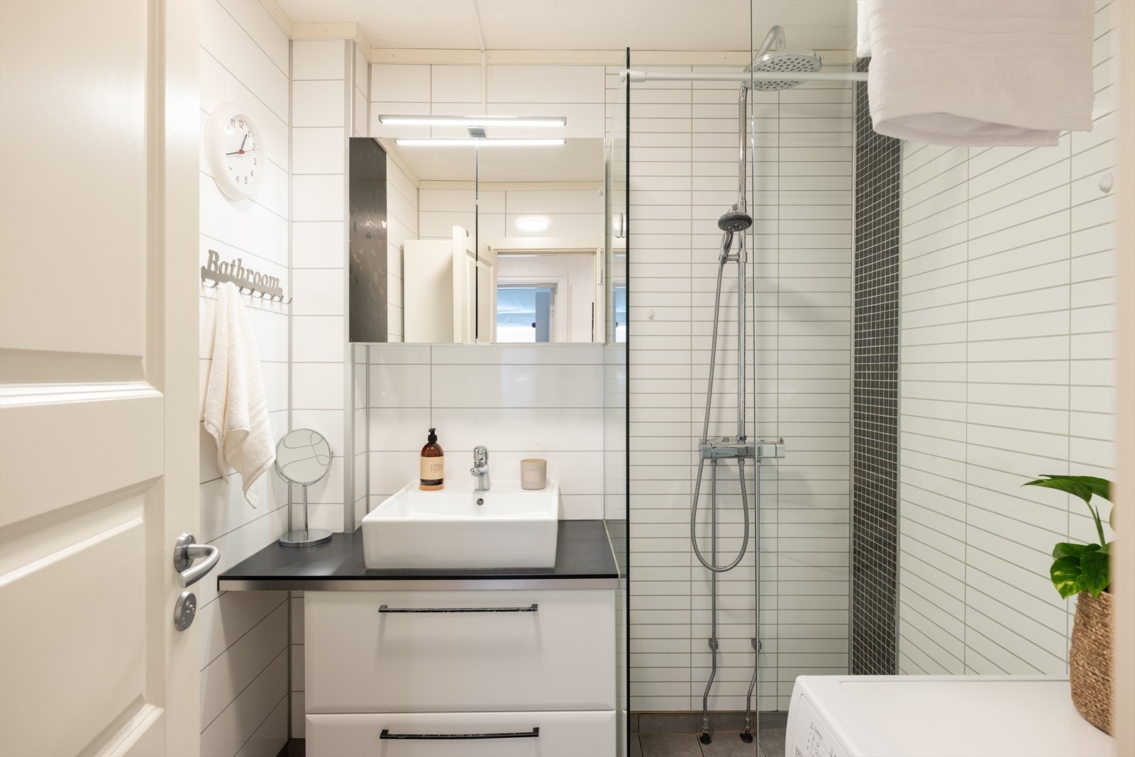 Pent og flislagt bad på 3,5m². Badet er nytt fra 2014. Galleribilde