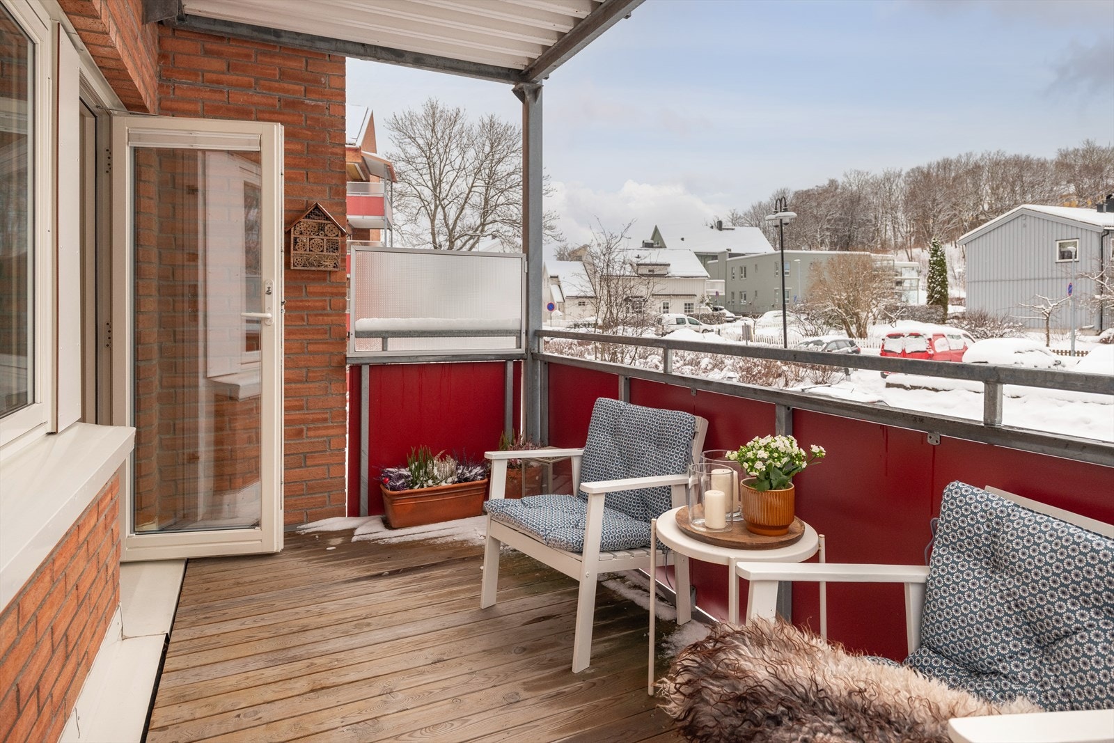 Videre vender den solrike balkongen mot sør. Balkongen ble pusset opp i 2017. Galleribilde