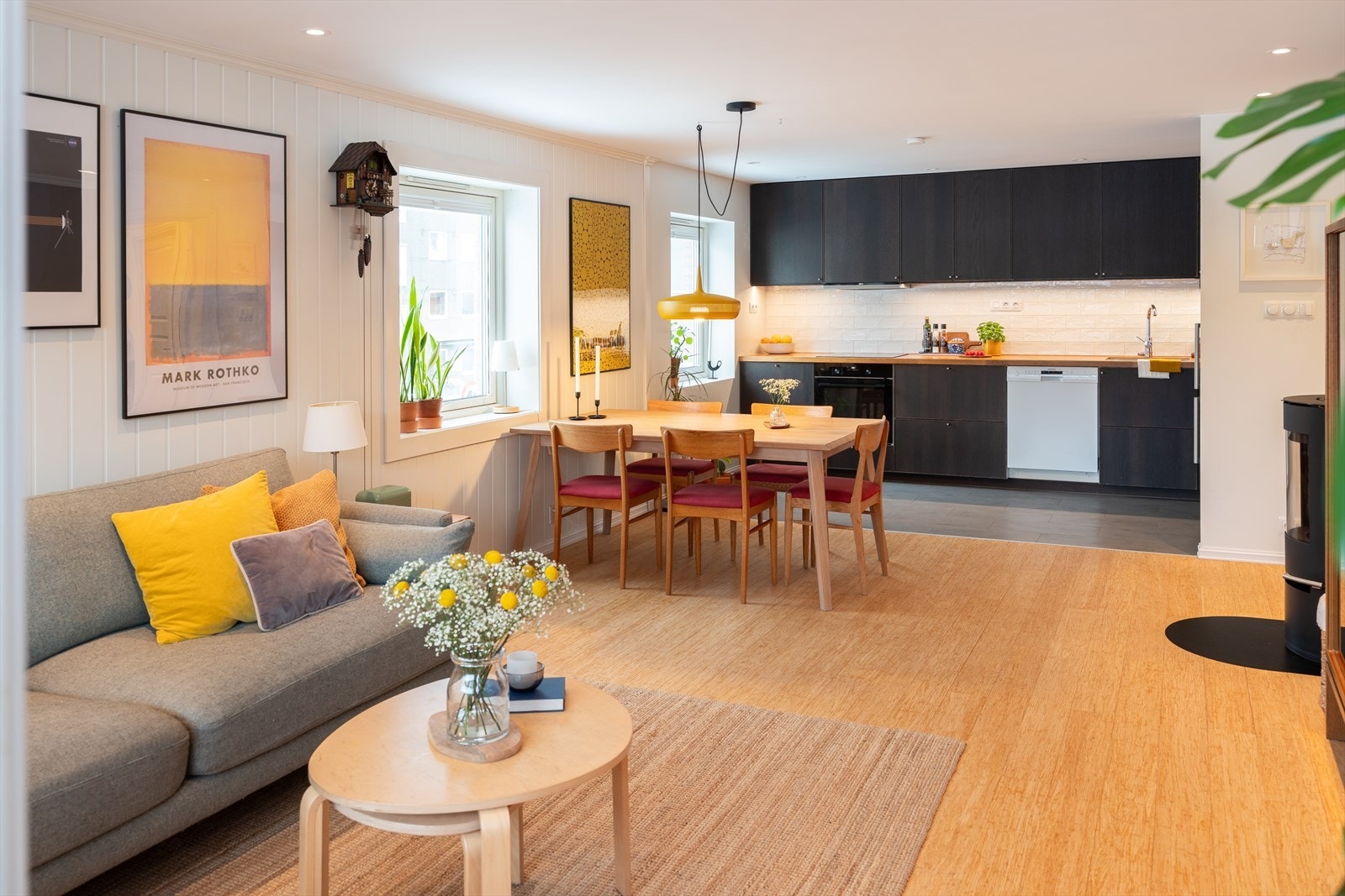 Det medfølger også to boder i kjeller og en på loft - perfekt for ekstra med lagringsplass. EL-anlegget er oppgradert i 2017/2018. Det er lagt bambus gulv i stue og på alle soverom. Galleribilde