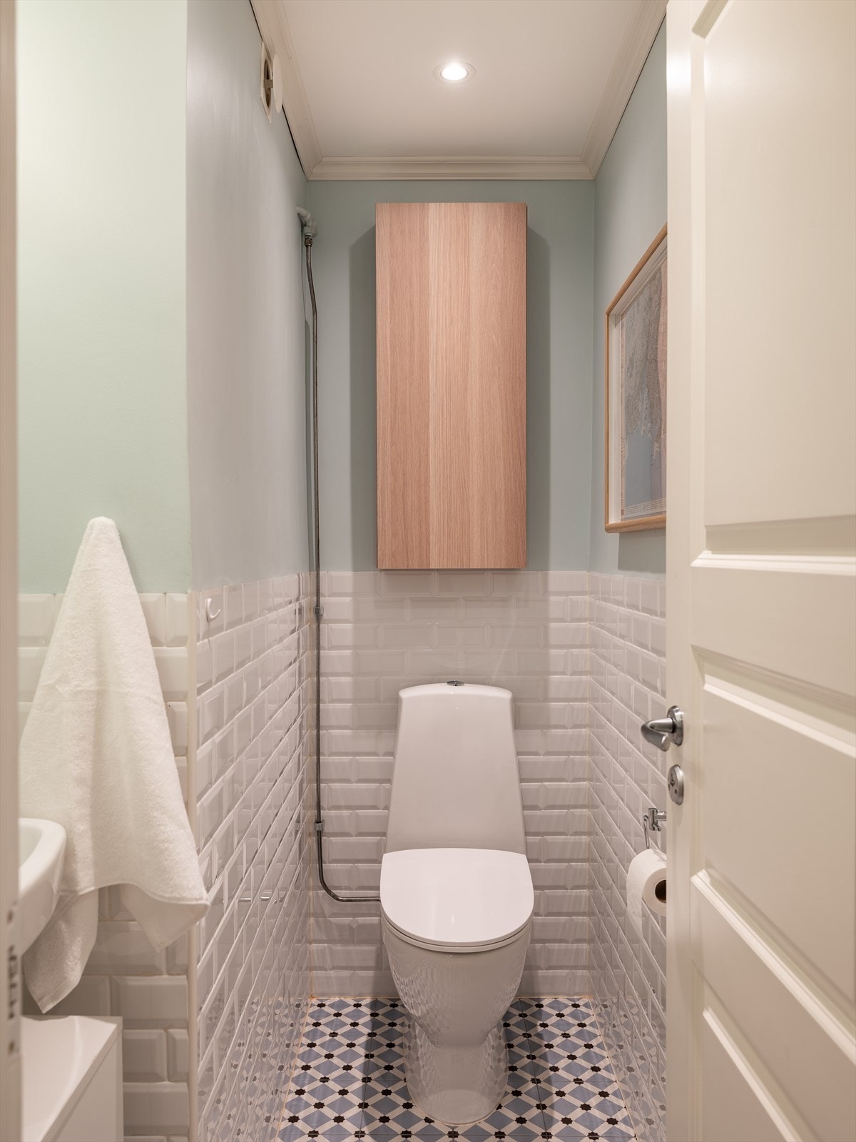 Videre er det også et praktisk toalettrom på andre siden av gangen fra badet. Galleribilde