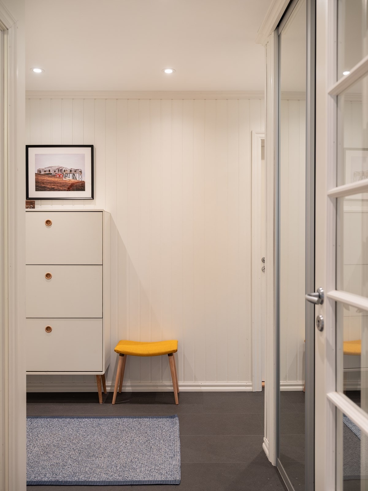 Det er etablert praktisk skyvedørsgarderobe for ekstra med lagringsplass. Galleribilde