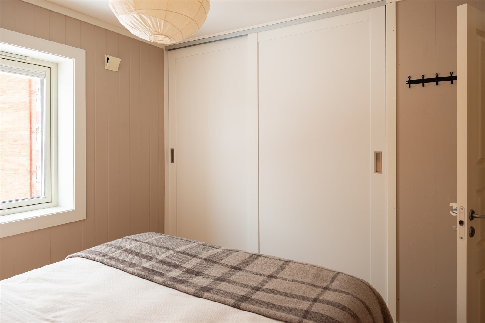 Garderobeskapet medfølger naturligvis handelen. Galleribilde