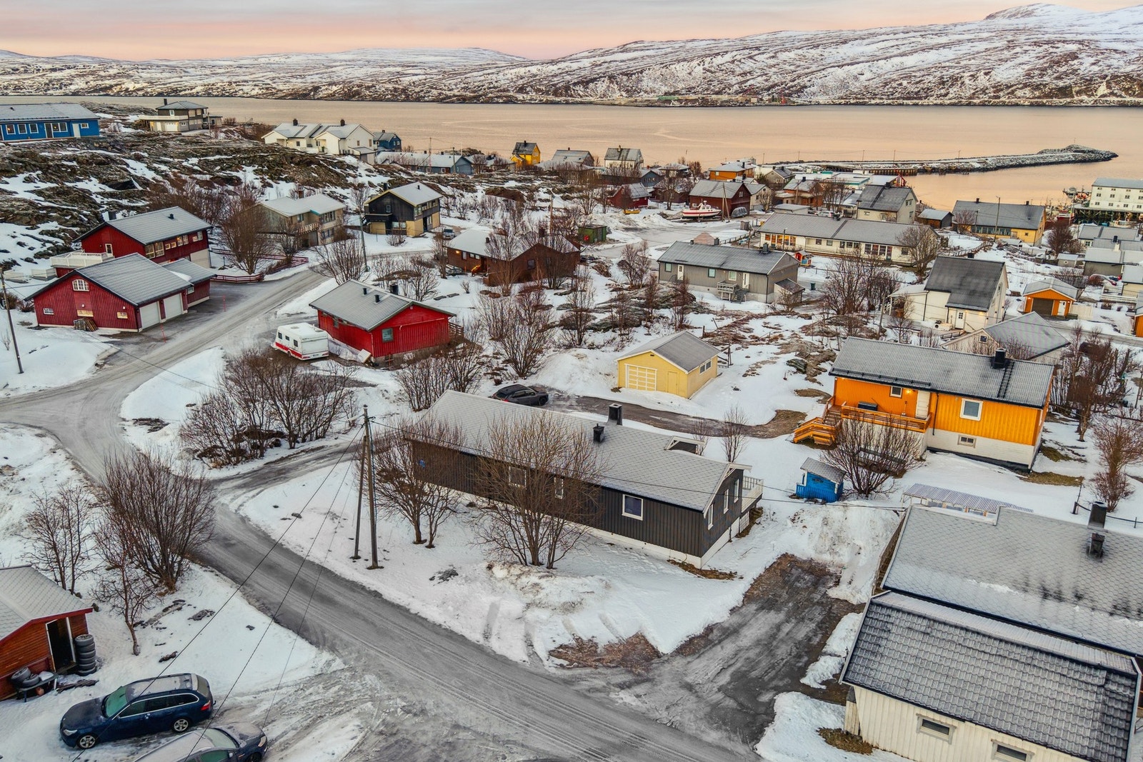 Eiendommen har sentral og barnevennlig plassering i Breivikbotn. Galleribilde