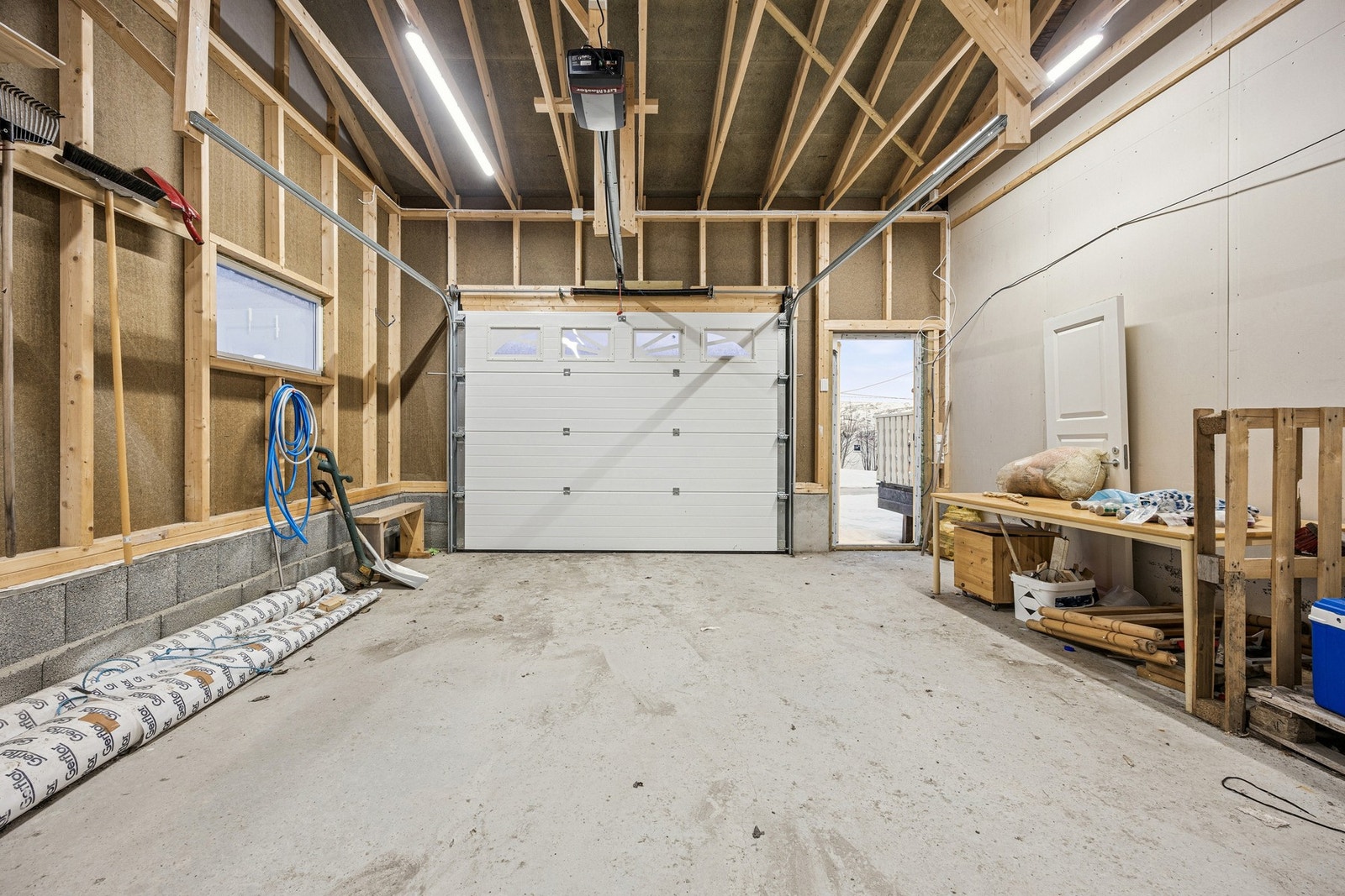 Garasje - innlagt strøm, elport og elbillader Galleribilde