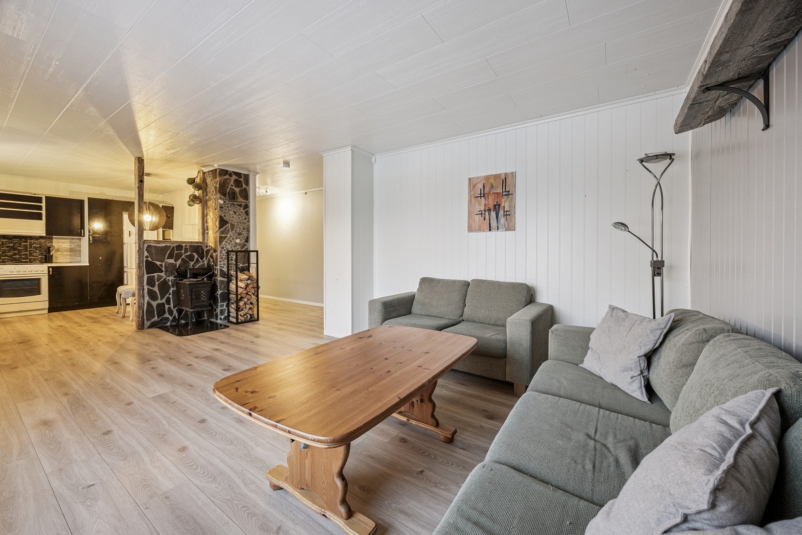 Stua er i åpen løsning mot kjøkken, som gir god romfølelse Galleribilde