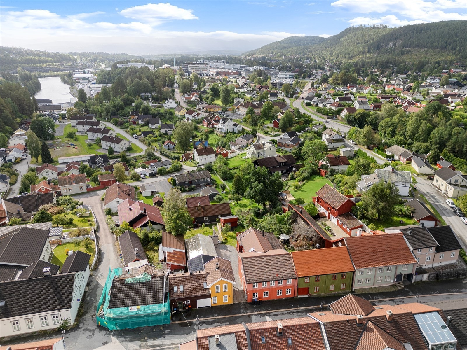 Boligen ligger i et godt etablert og eldre nabolag, på vestsiden. Galleribilde