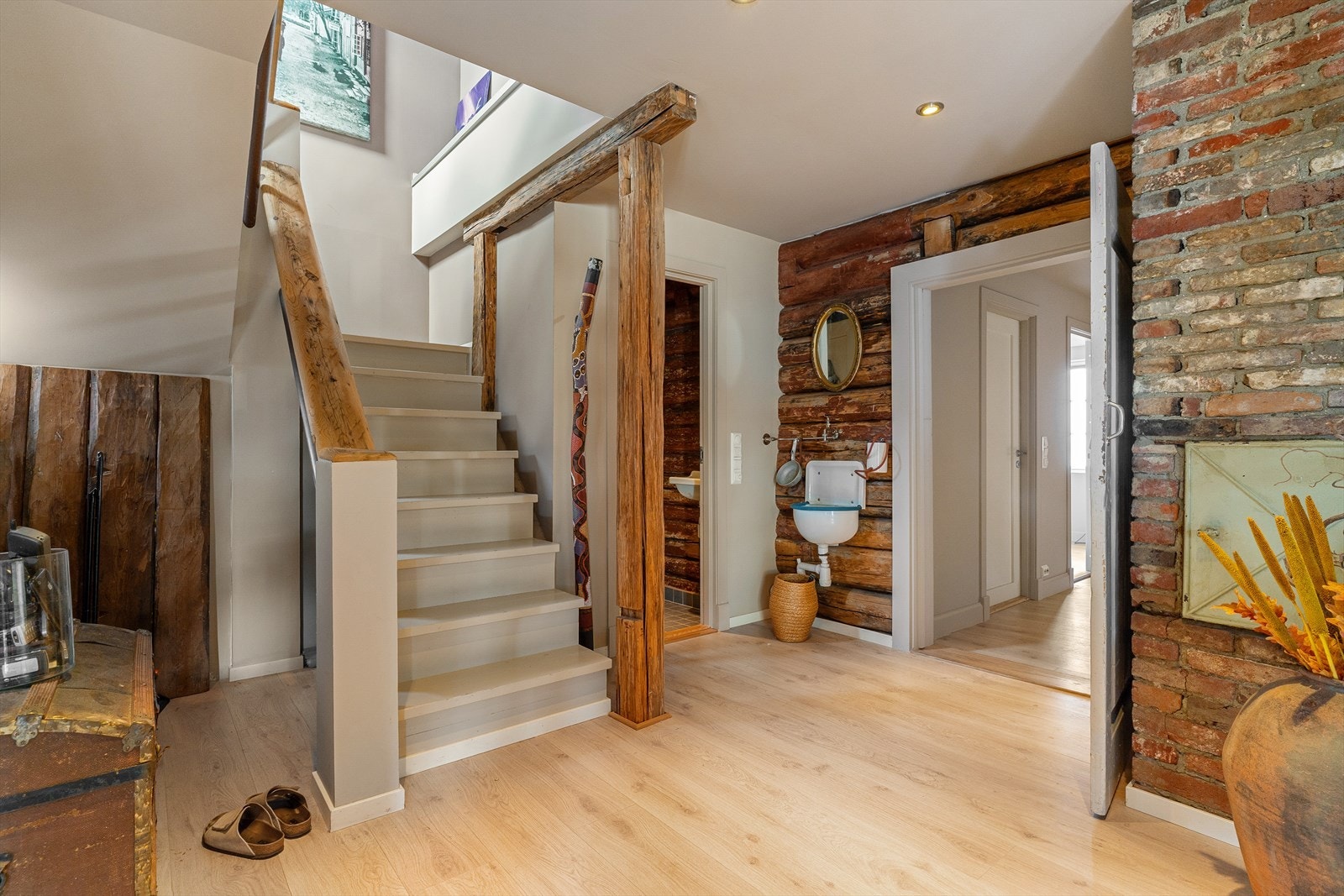 Ved kjøkken/spisestue er det trapp opp til boligens 2.etasje. Galleribilde