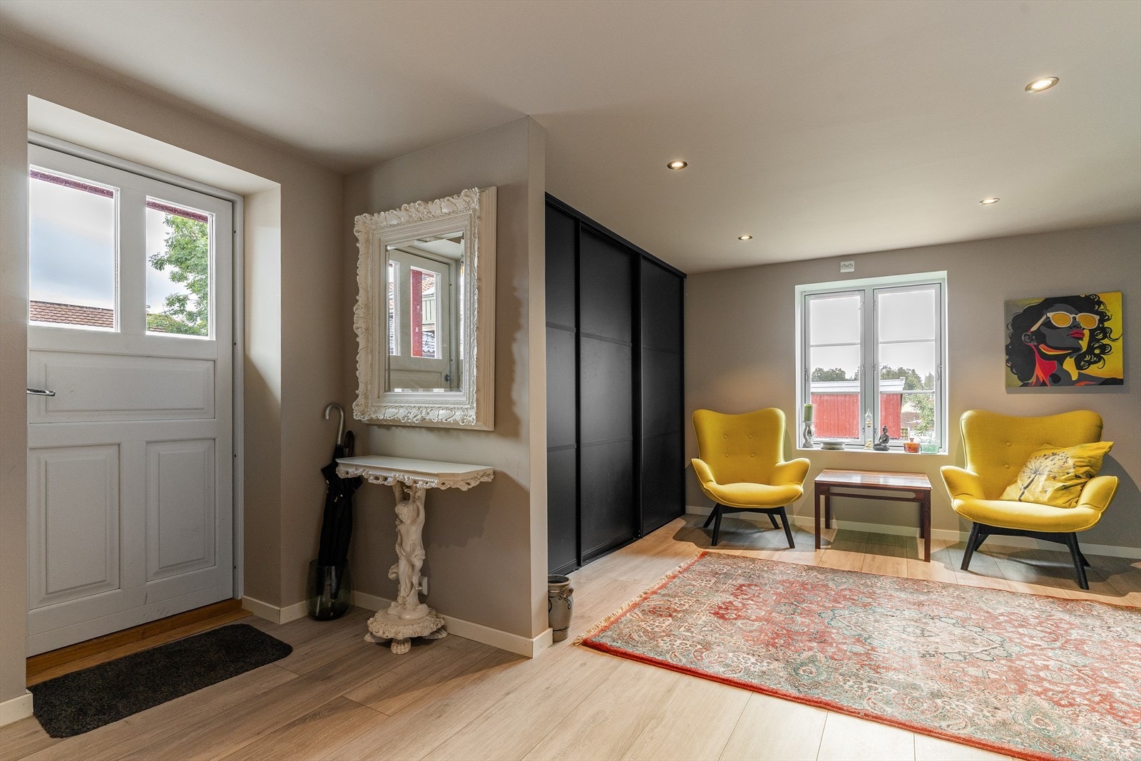 Entré/gang. Rommet har god plass til å henge fra seg yttertøy i skyvedørsgarderobe. Galleribilde