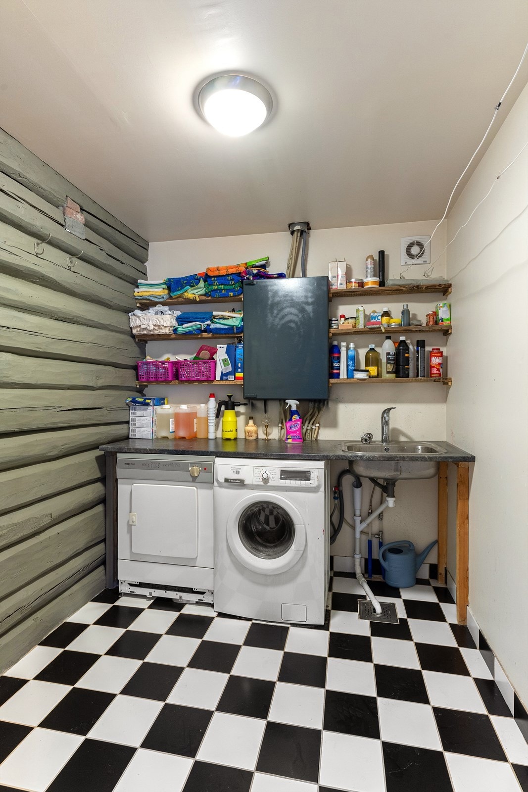 Vaskerom. Vaskerommet inneholder skyllekar og
opplegg til vaskemaskin. Galleribilde