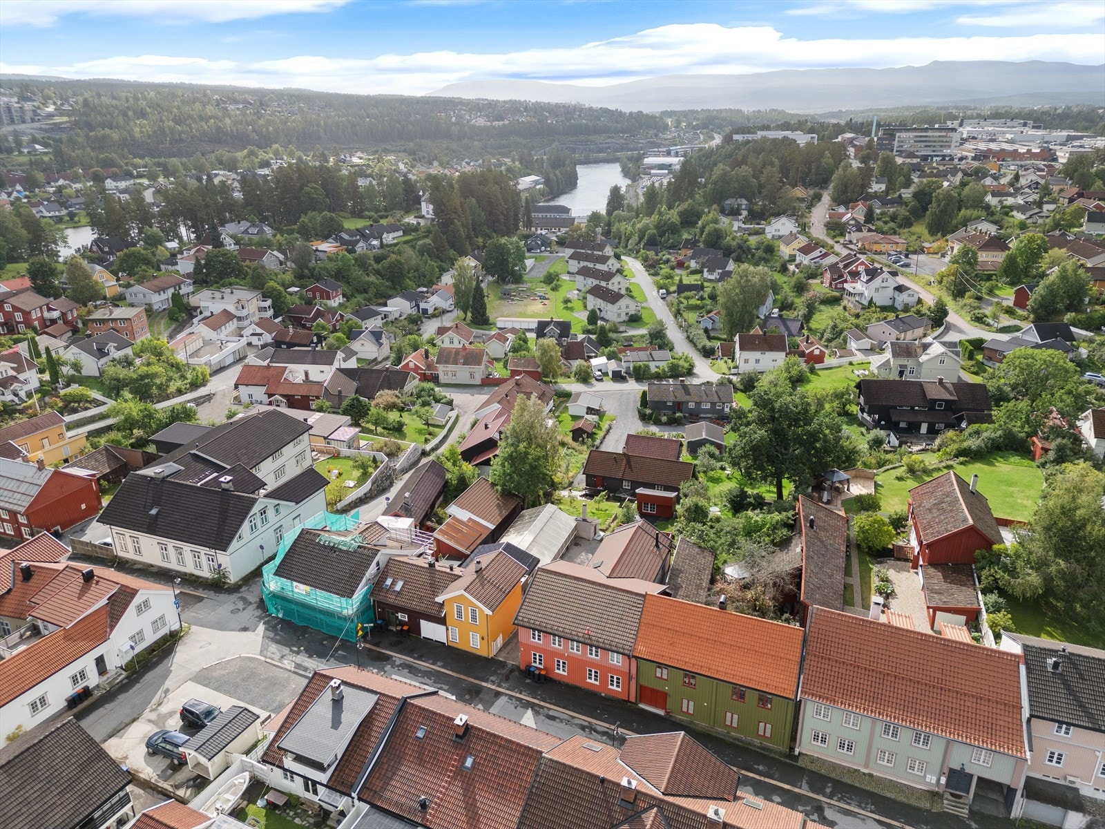 Fra boligen er det kort avstand til sentrums fasiliteter, samt næringsparken og Lågen. Galleribilde
